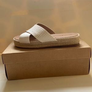 Lucky Brand Open Toe Sandal. Leather footbed. White Size 7.
